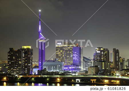 美しい福岡の夜景 紫色にライトアップされた福岡タワー 61081826