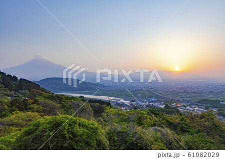 富士山と日の出、静岡県富士市岩淵にて 富士山と日の出、静岡県富士市岩淵にて 61082029