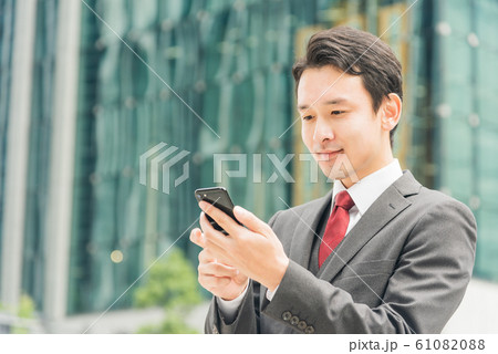 ビジネス　男性　スマートフォン 61082088