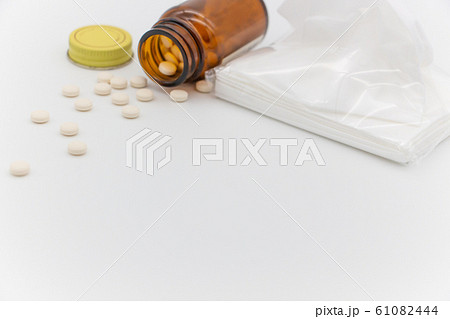 薬が茶色の瓶からこぼれる 病気イメージ 花粉症イメージ 薬が茶色の瓶からこぼれる 病気イメージ 花粉症イメージ 61082444