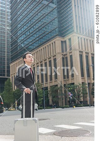 ビジネスマン　海外出張 61082899