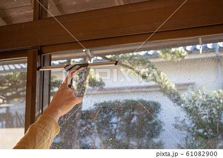 掃除　掃除をする女性　窓の掃除 61082900