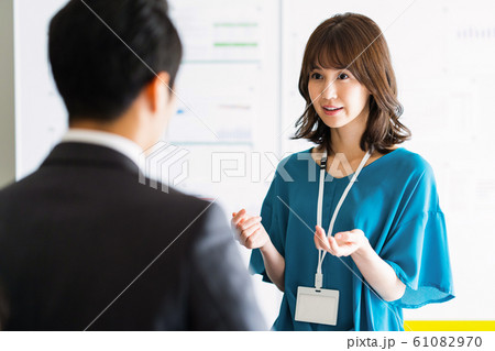 ビジネス オフィス 会議 プレゼン ビジネスマン ビジネス オフィス 会議 プレゼン ビジネスマン 61082970