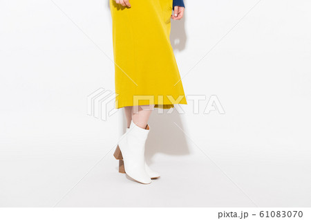 女性　足元　パーツ 61083070