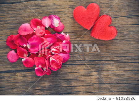 Valentines day love heart concept / Pile of roses Valentines day love heart concept / Pile of roses 61083936