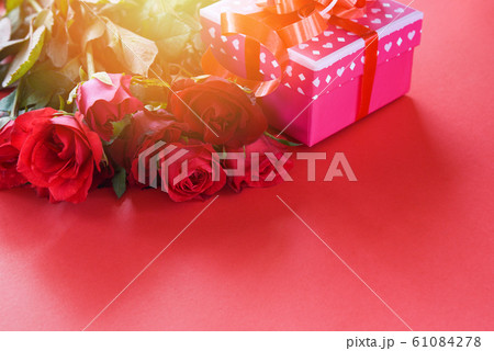 Valentines day gift box flower love concept / pink Valentines day gift box flower love concept / pink 61084278