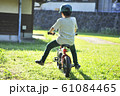 子供が自転車に乗る 61084465