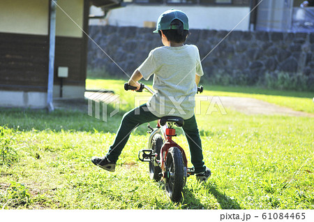 子供が自転車に乗る 子供が自転車に乗る 61084465