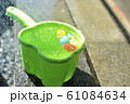 バケツで水遊び 61084634