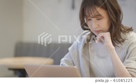カフェでノートパソコンを操作している女性 61085225