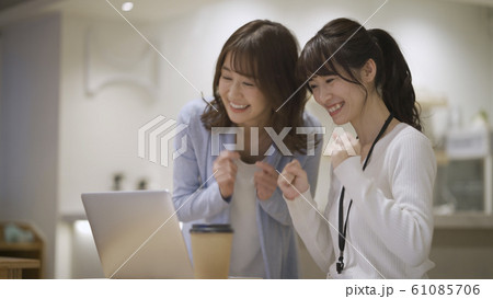 ノートパソコンで仕事をしている二人の女性 ノートパソコンで仕事をしている二人の女性 61085706