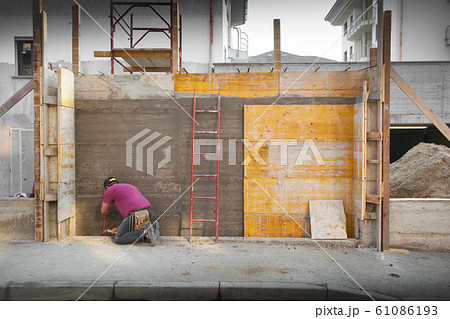 Worker working in a construction site 61086193