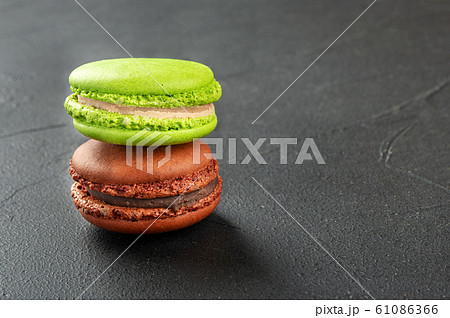 Chocolate and lemon macaroons 61086366
