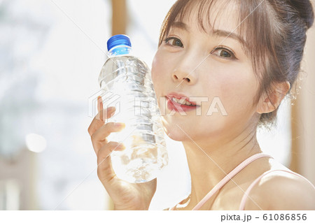運動 水 女性 61086856