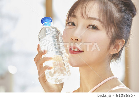 運動 水 女性 61086857