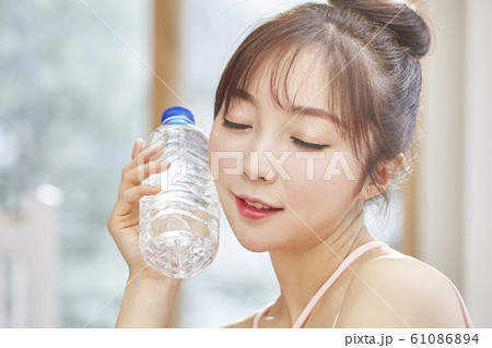 運動 水 女性 61086894