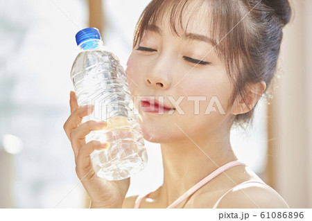 若い女性 朝 運動 61086896