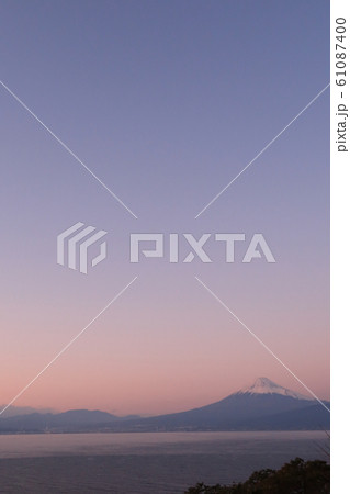 夕焼け空と海と富士山 61087400