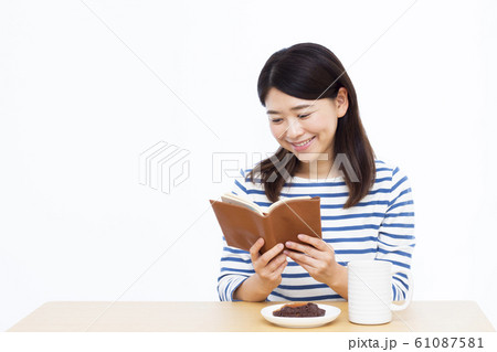 30代女性 読書 30代女性 読書 61087581