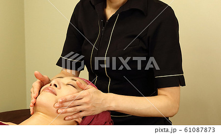フェイシャルエステを受ける女性 フェイシャルエステを受ける女性 61087873