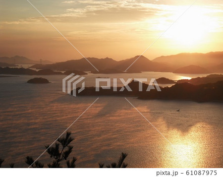 瀬戸内海の朝日と海霧 瀬戸内海の朝日と海霧 61087975