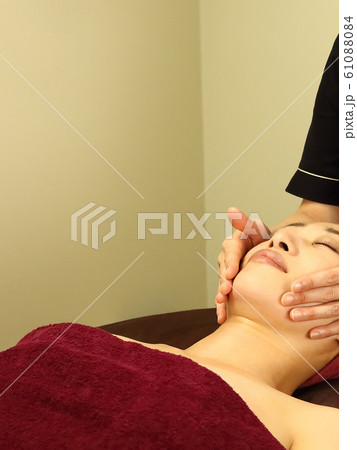 フェイシャルエステを受ける女性 フェイシャルエステを受ける女性 61088084