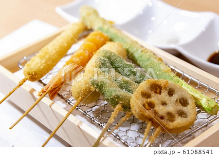 日本の美味しい食材で串揚げ料理 61088541
