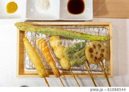 日本の美味しい食材で串揚げ料理 61088544