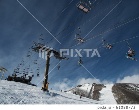 白馬八方尾根スキー場　パノラマゲレンデの国際第3ペアリフト 61088773