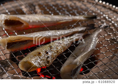焼き魚の炙りイメージ 61088920