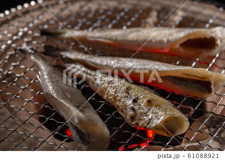 焼き魚の炙りイメージ 61088921