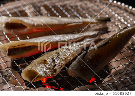 焼き魚の炙りイメージ 61088927