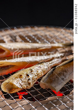 焼き魚の炙りイメージ 61088942