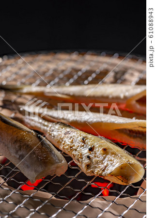 焼き魚の炙りイメージ 61088943