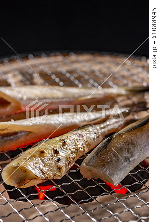 焼き魚の炙りイメージ 61088945