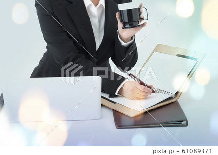 ボディパーツ ビジネス 女性 デスクワーク ボディパーツ ビジネス 女性 デスクワーク 61089371