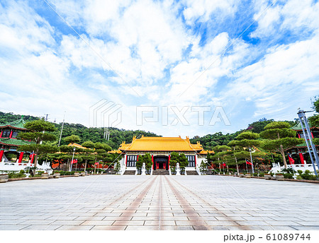 台北　忠烈祠　山門と大殿 61089744