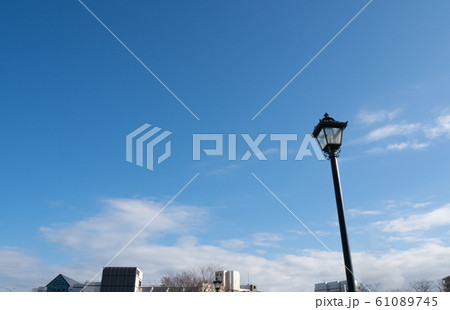 青空と街灯 青空と街灯 61089745
