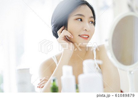 woman, beauty, make up, skincare woman, beauty, make up, skincare 61089879