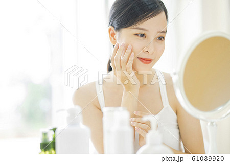 woman, make up, skincare, beauty 61089920