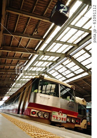 富山地方鉄道本線、電鉄富山駅に停車中の特急うなづき(16010形) 富山地方鉄道本線、電鉄富山駅に停車中の特急うなづき(16010形) 61091112