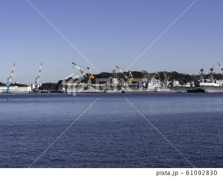 引きで撮影した横須賀軍港空母ロナルドレーガン他艦船 61092830