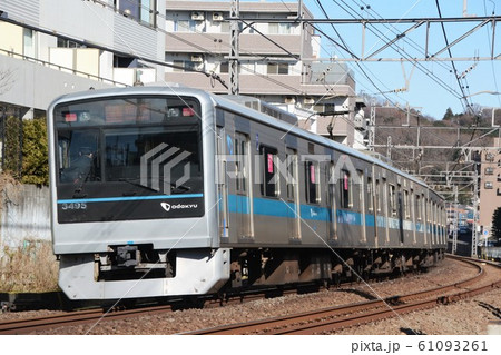 冬晴れの市街地をゆく小田急電鉄3000形 61093261