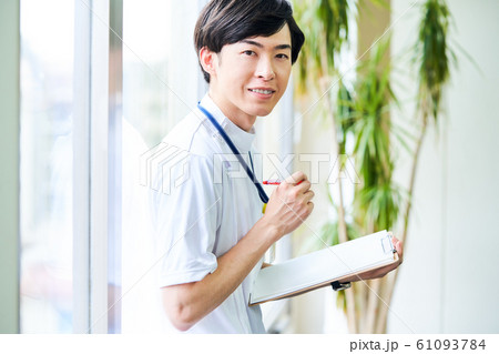 若い男性 医師 61093784