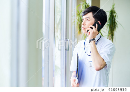若い男性 医師 若い男性 医師 61093956