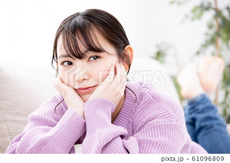 ライフスタイル　若い女性 61096809