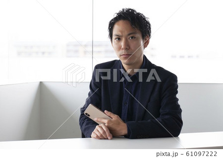 スマートフォンを持つ男性 61097222