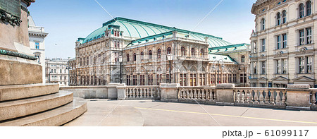 Panoramic view of Wiener Staatsoper (Vienna State Opera) in Vienna, Austria 61099117