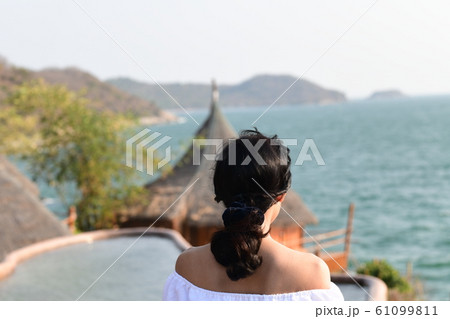 夏のアジアの海岸線に海を背景に肩出し若い女性が1人 61099811