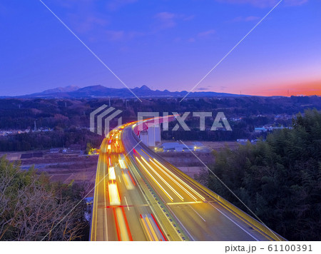 夕焼けの関越道と赤城山３ 61100391